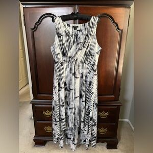 Chic Monochrome Sleeveless Dress